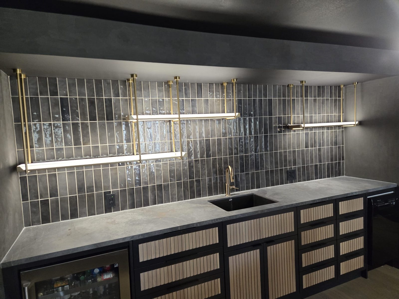 Bar with brass shelf lighting and a tiled backsplash, by HausPower